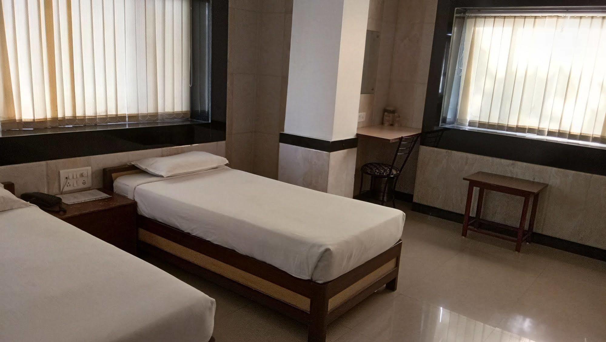 Hotel Arch Manor Deluxe Bhopal Exteriör bild