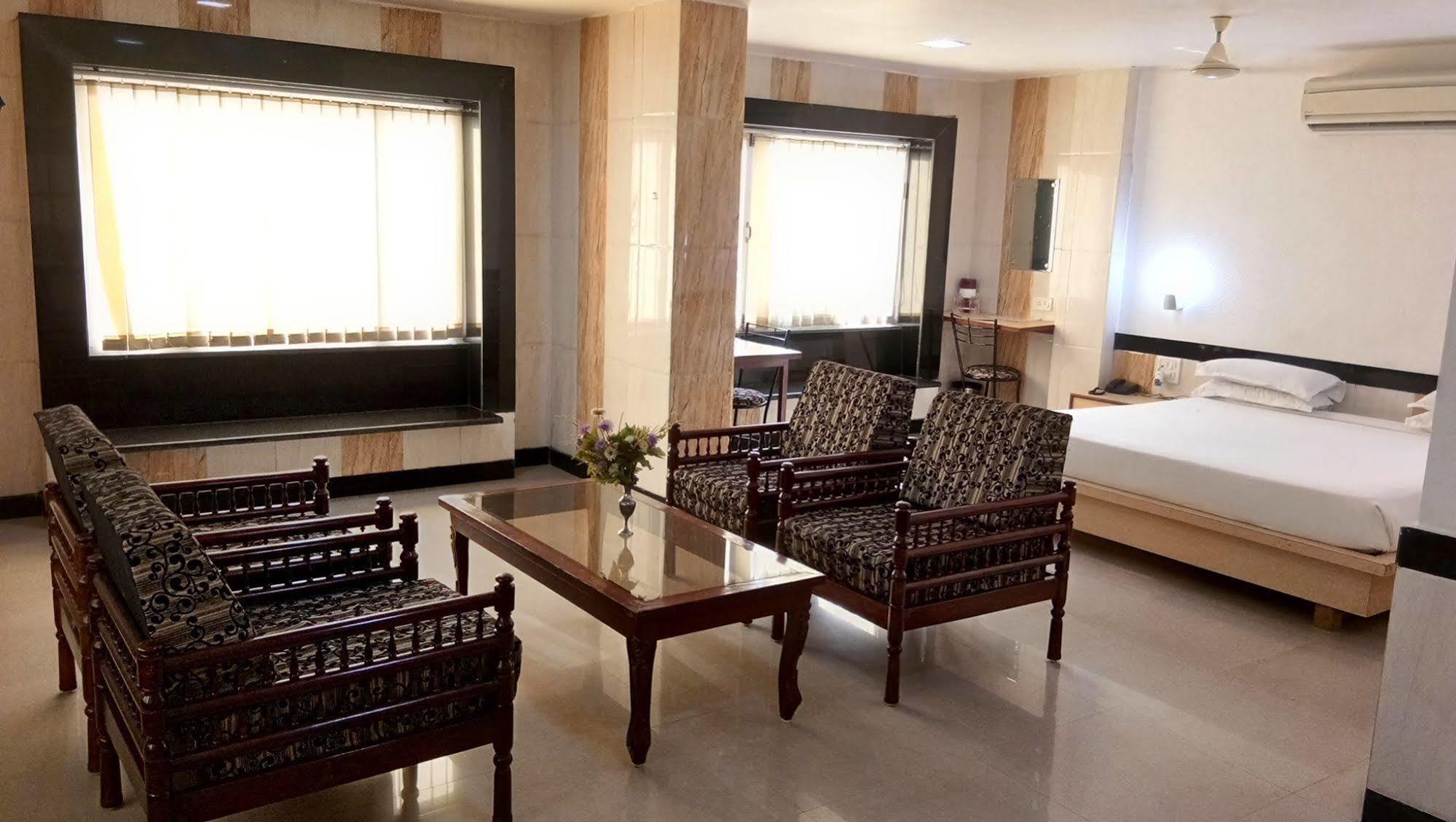 Hotel Arch Manor Deluxe Bhopal Exteriör bild